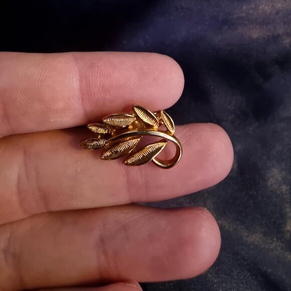 Vintage NAPIER Signed Gold Floral Leaves Leaf Branch Earrings - Picture 5 of 8